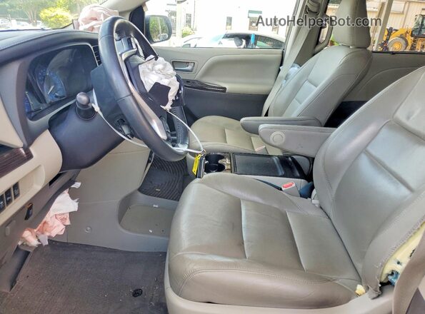 5TDYZ3DCXHS871186 2017 TOYOTA SIENNA Blue Front interior view