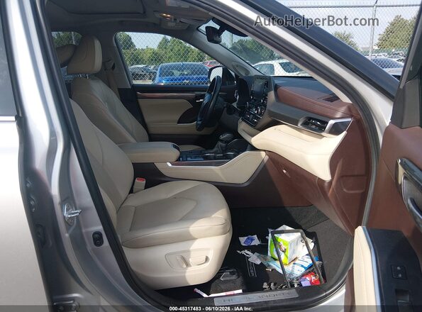 5TDYZRAH2LS010306 2020 TOYOTA HIGHLANDER Silver Вид салону спереду