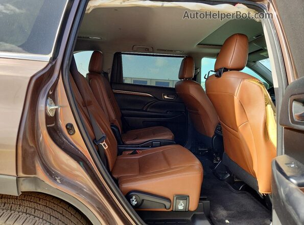 5TDYZRFH4JS259731 2018 TOYOTA HIGHLANDER Brown Rear interior view