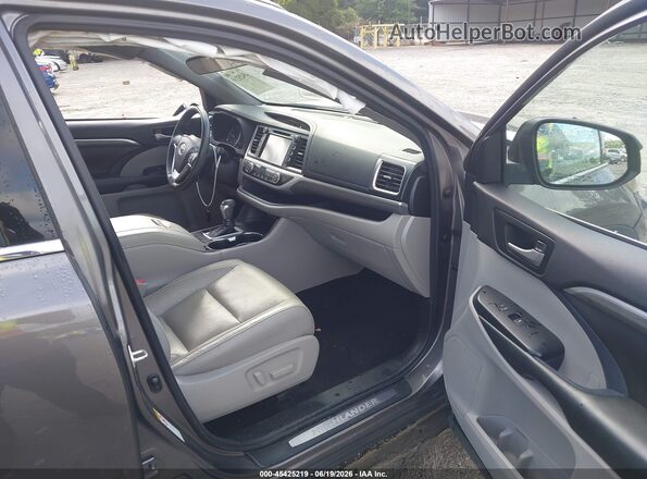 5TDYZRFH9JS243606 2018 TOYOTA HIGHLANDER Gray Front interior view