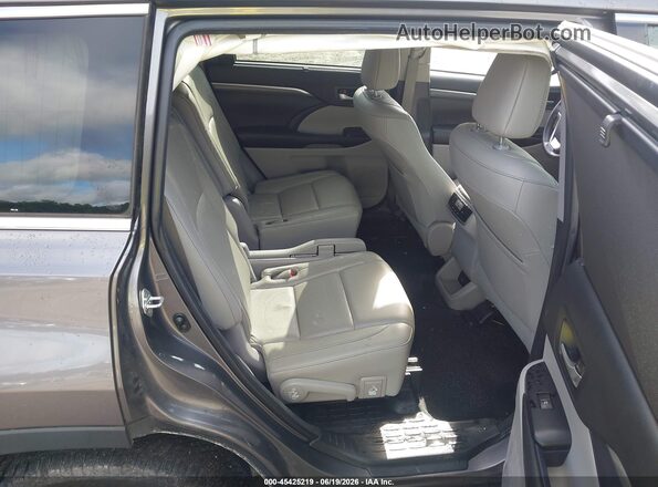 5TDYZRFH9JS243606 2018 TOYOTA HIGHLANDER Gray VIN sticker view