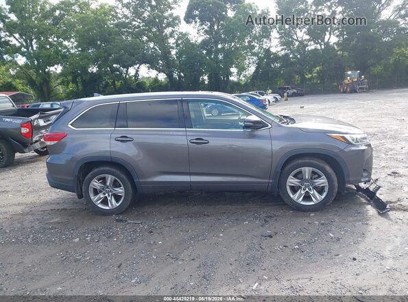 5TDYZRFH9JS243606 2018 TOYOTA HIGHLANDER Gray Rear interior view