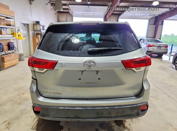 5TDZARFH0JS035819 2018 TOYOTA HIGHLANDER Серебряный Вид сзади