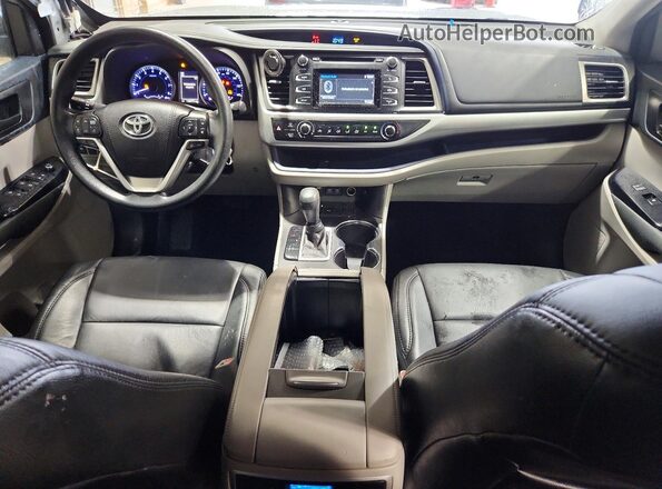 5TDZARFH0JS035819 2018 TOYOTA HIGHLANDER Серебряный Вид панели приборов