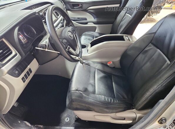 5TDZARFH0JS035819 2018 TOYOTA HIGHLANDER Серебряный Вид салона спереди
