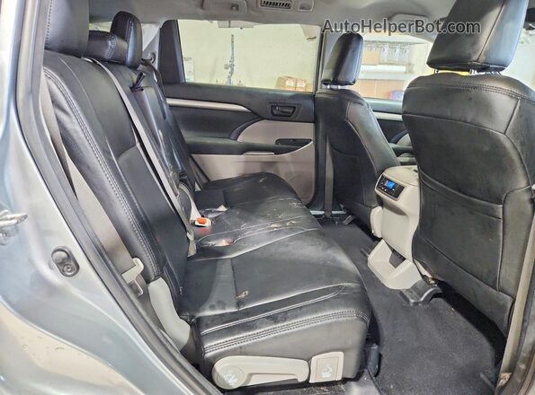 5TDZARFH0JS035819 2018 TOYOTA HIGHLANDER Серебряный Вид задней части салона
