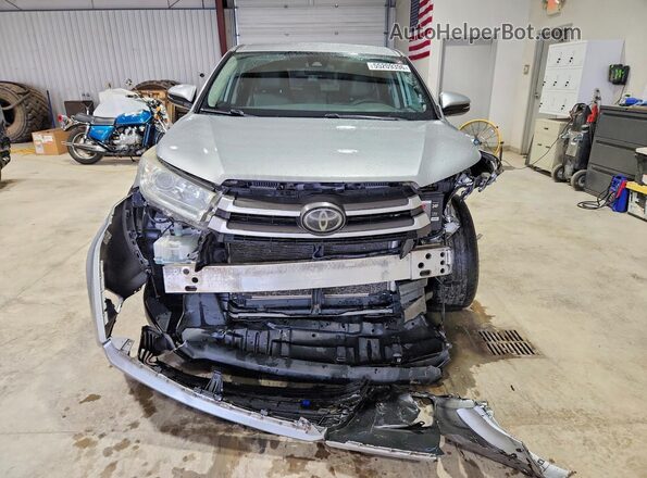 5TDZARFH0JS035819 2018 TOYOTA HIGHLANDER Серебряный Вид спереди