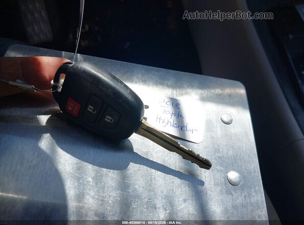 5TDZARFHXJS038873 2018 TOYOTA HIGHLANDER Белый Вид панели приборов