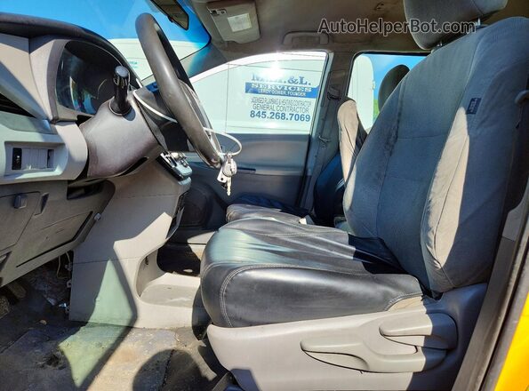 5TDZK3DC9GS699501 2017 TOYOTA SIENNA Yellow 