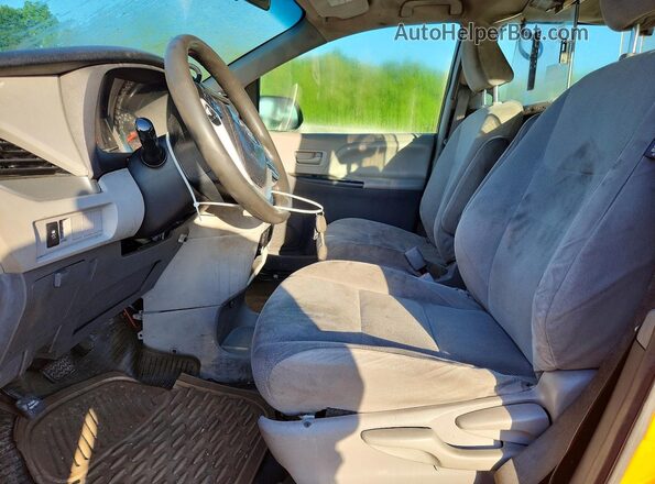 5TDZZ3DC1HS856239 2017 TOYOTA SIENNA Yellow 