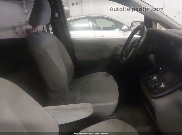 5TDZZ3DCXHS802762 2017 TOYOTA SIENNA Gray Widok wnętrza z przodu