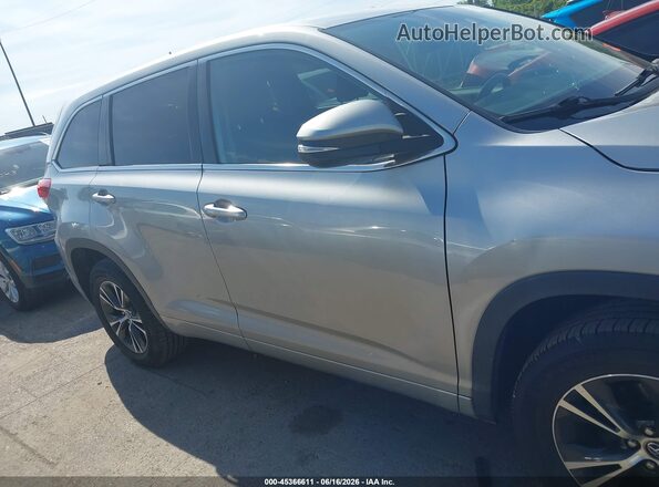 5TDZZRFH4JS238592 2018 TOYOTA HIGHLANDER Серебряный Вид задней части салона