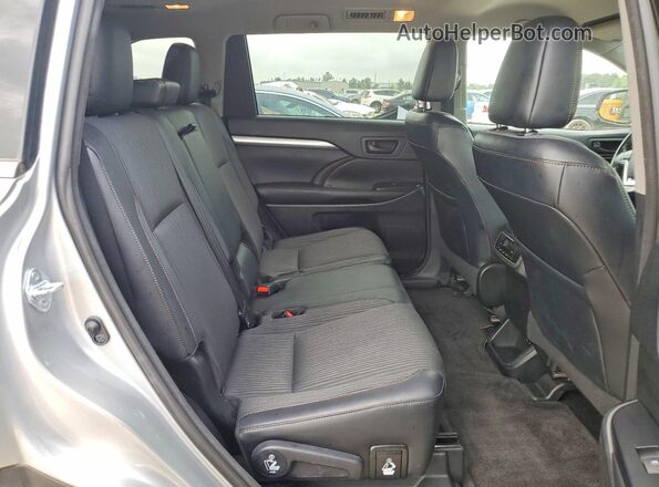 5TDZZRFH5HS190577 2017 TOYOTA HIGHLANDER Silver Vista interior trasera