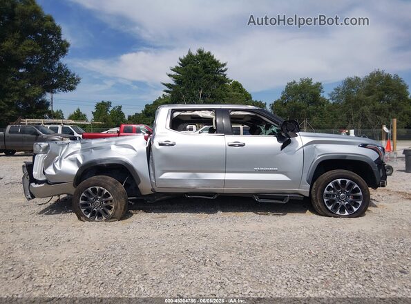 5TFJA5DB3NX039433 2022 TOYOTA TUNDRA Silver Widok wnętrza z tyłu