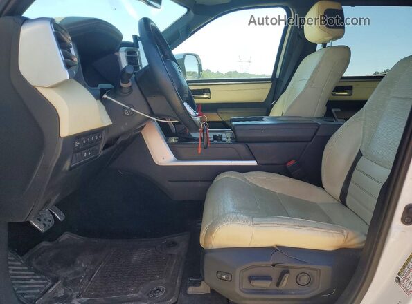 5TFMA5DB1NX042697 2022 TOYOTA TUNDRA Белый Вид салона спереди