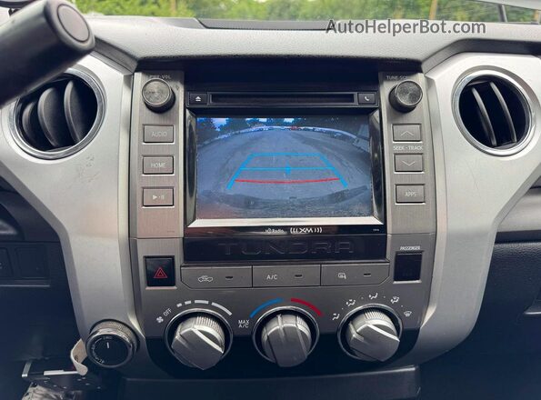 5TFUM5F13GX064263 2016 TOYOTA TUNDRA Черный Вид салона спереди