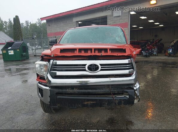 5TFUY5F16HX660313 2017 TOYOTA TUNDRA Оранжевый Вид задней части салона