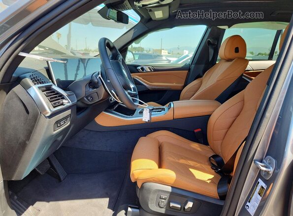 5UX13EU01T9319926 2026 BMW X5 Серый Вид салона спереди