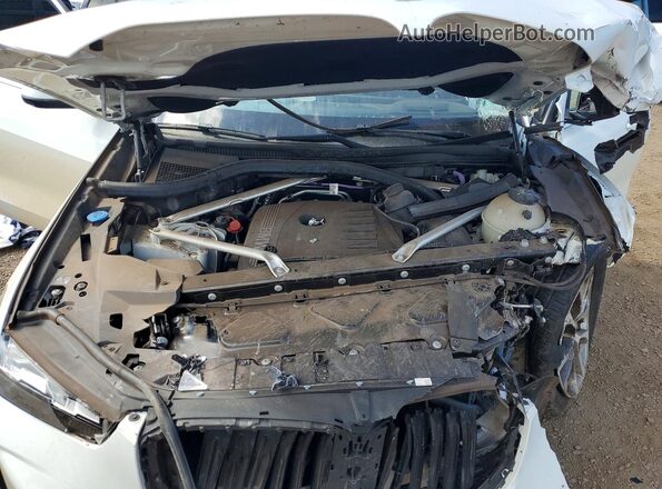 5UX13EU02R9U22622 2024 BMW X5 White ძრავის განყოფილების ხედი