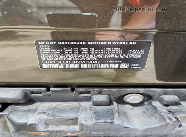 5UX13EU03R9V09042 2024 BMW X5 Green 360 interior view