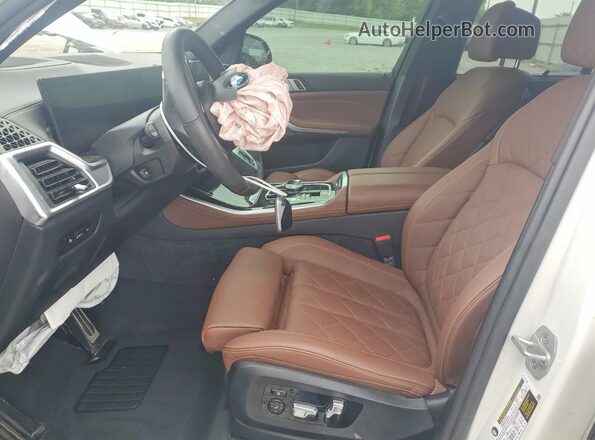 5UX13EU05S9W89050 2025 BMW X5 White Vista interior delantera