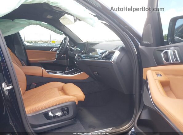 5UX13EU05T9256880 2026 BMW X5 Blue Widok wnętrza z przodu