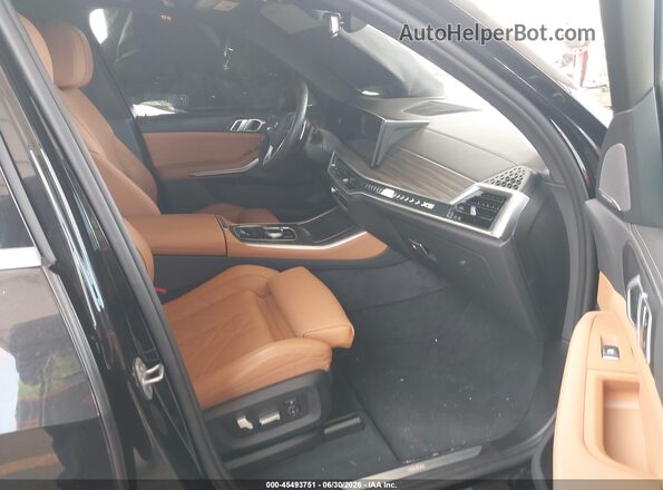 5UX13EU06S9X95572 2025 BMW X5 Black Widok wnętrza z przodu