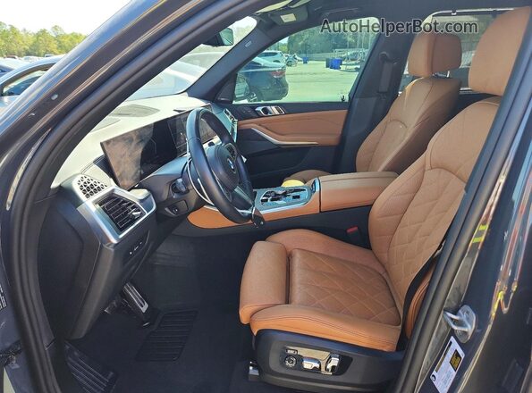 5UX13EU06S9Y36296 2025 BMW X5 Black Front interior view
