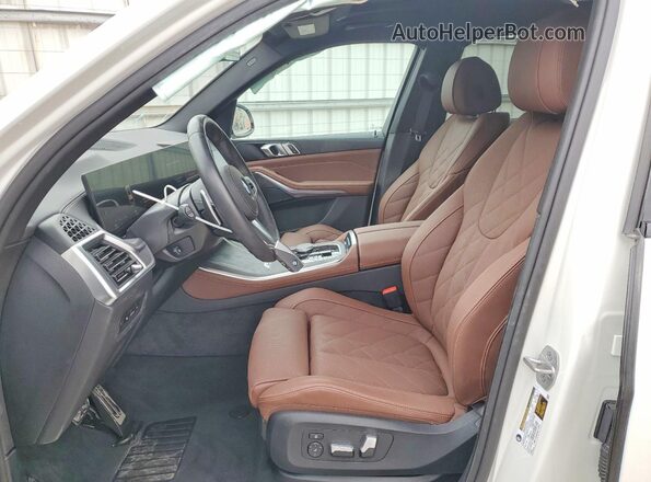 5UX13EU06T9052816 2026 BMW X5 White Vista interior delantera