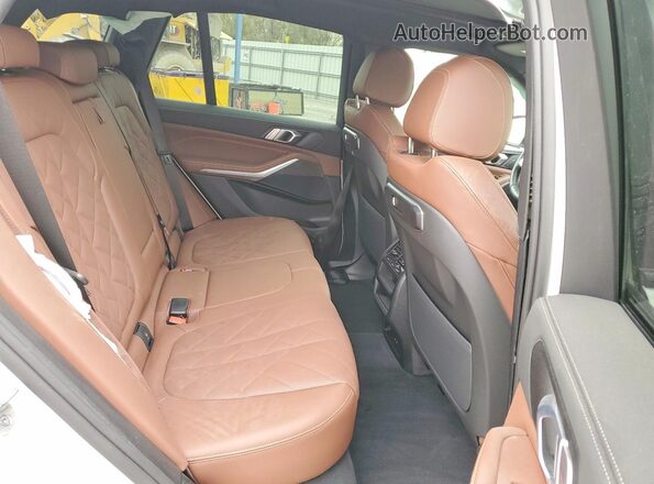 5UX13EU06T9052816 2026 BMW X5 White Vista interior trasera