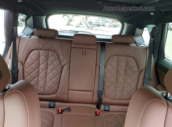 5UX13EU06T9052816 2026 BMW X5 White Vista de los asientos traseros