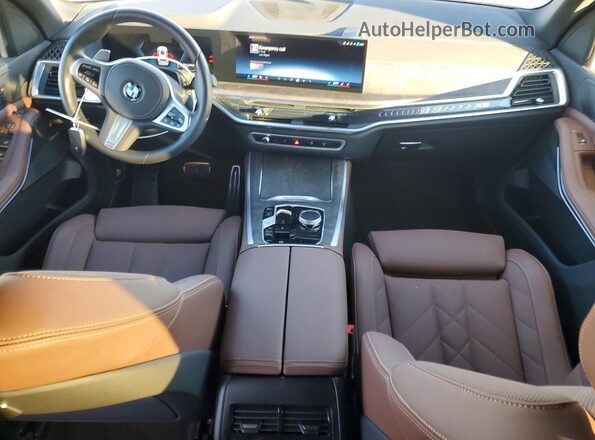 5UX13EU06T9052816 2026 BMW X5 White Vista del salpicadero