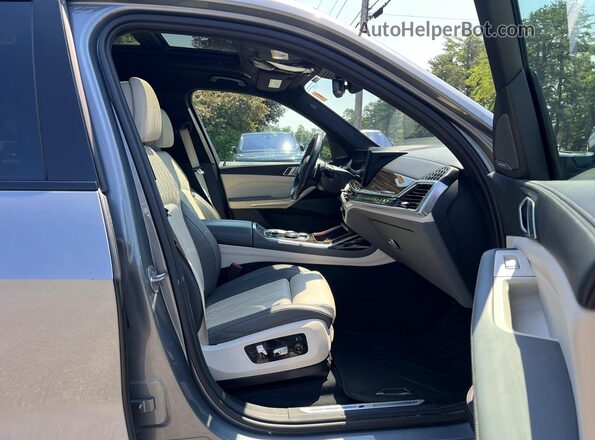 5UX23EM00P9P15677 2023 BMW X7 Gray წინა ხედი