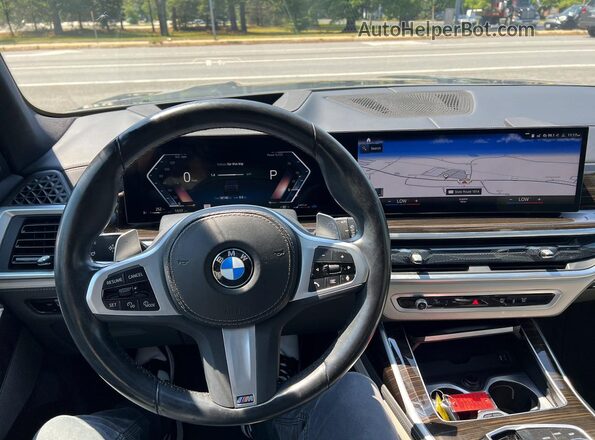 5UX23EM00P9P15677 2023 BMW X7 Gray წინა სალონის ხედი