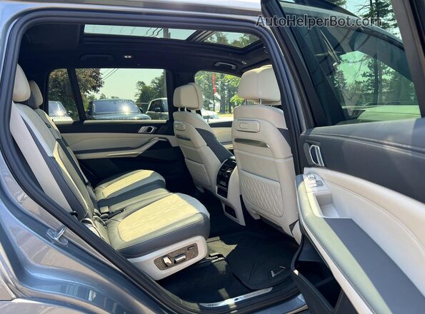 5UX23EM00P9P15677 2023 BMW X7 Gray უკანა ხედი