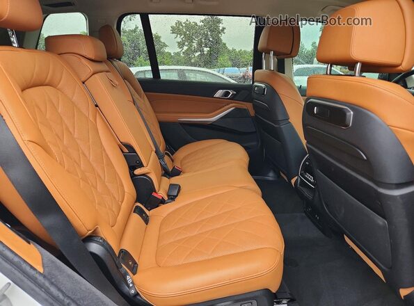 5UX23EM00P9R11019 2023 BMW X7 White Вид задніх сидінь