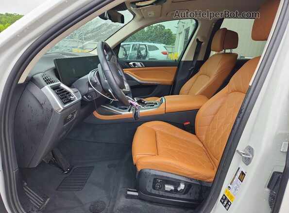 5UX23EM00P9R11019 2023 BMW X7 White Вид салону спереду