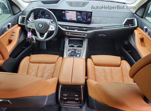 5UX23EM00P9R11019 2023 BMW X7 White Вид панелі приладів