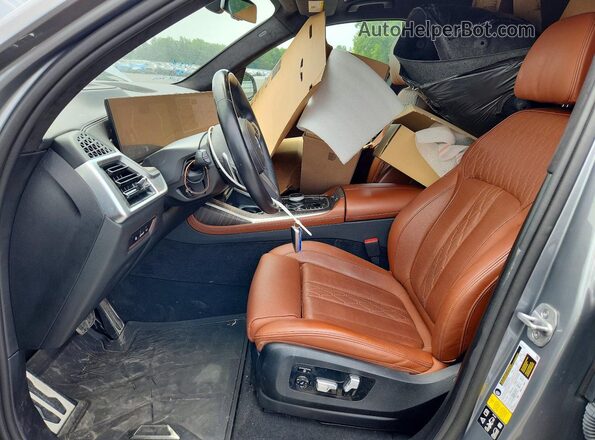 5UX23EM01R9S96838 2024 BMW X7 Gray წინა სალონის ხედი