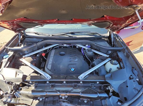 5UX23EM01T9030503 2026 BMW X7 Burgundy Vista del compartimento del motor