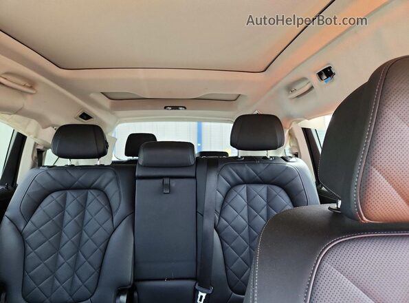5UX23EM01T9030503 2026 BMW X7 Burgundy Vista de los asientos traseros
