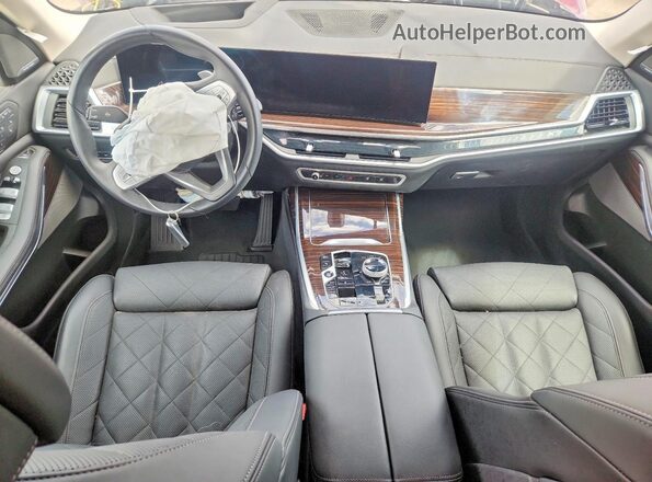 5UX23EM01T9030503 2026 BMW X7 Burgundy Vista del salpicadero