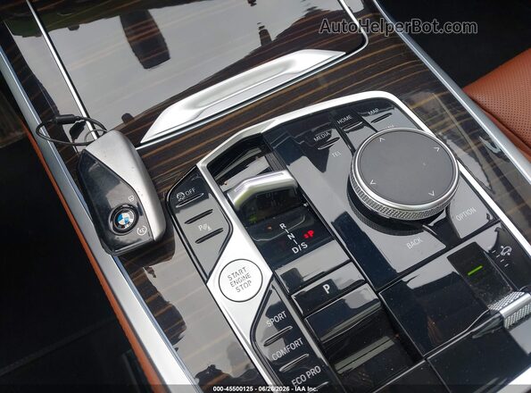 5UX23EM01T9106446 2026 BMW X7 White Widok deski rozdzielczej