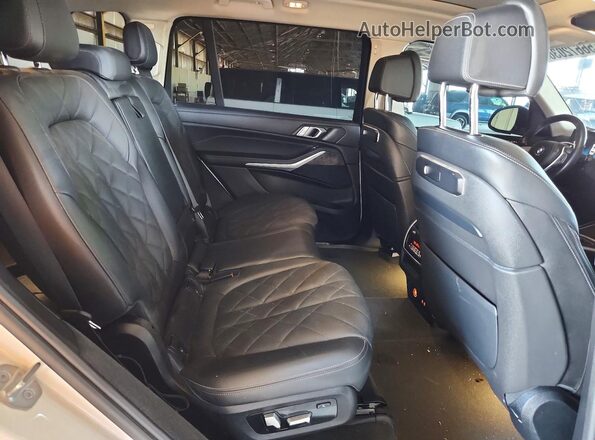 5UX23EM02R9S31495 2024 BMW X7 Белый Вид задней части салона