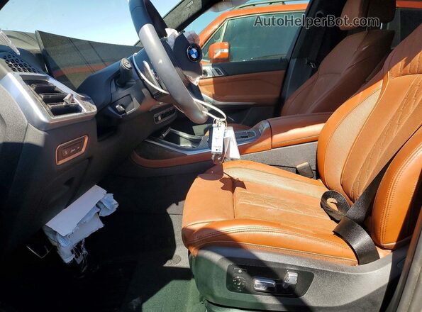5UX23EM02T9280087 2026 BMW X7 Серый Вид салона спереди