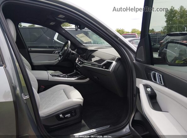 5UX23EM03P9S00897 2023 BMW X7 Gray წინა სალონის ხედი