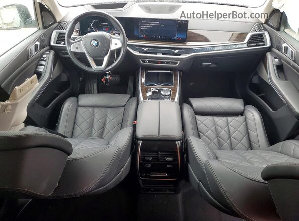 5UX23EM03S9W24587 2025 BMW X7 Gray Dashboard view