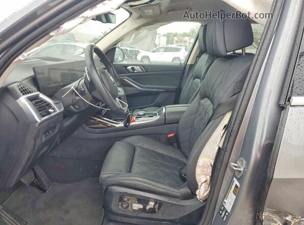 5UX23EM03S9W24587 2025 BMW X7 Gray Front interior view
