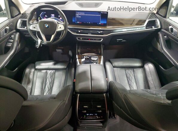 5UX23EM03T9068458 2026 BMW X7 White Առջևի վահանակի տեսք