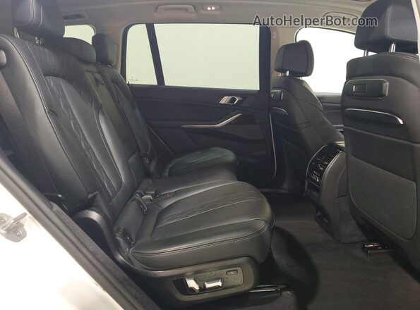 5UX23EM03T9068458 2026 BMW X7 White Սալոնի հետևի տեսք